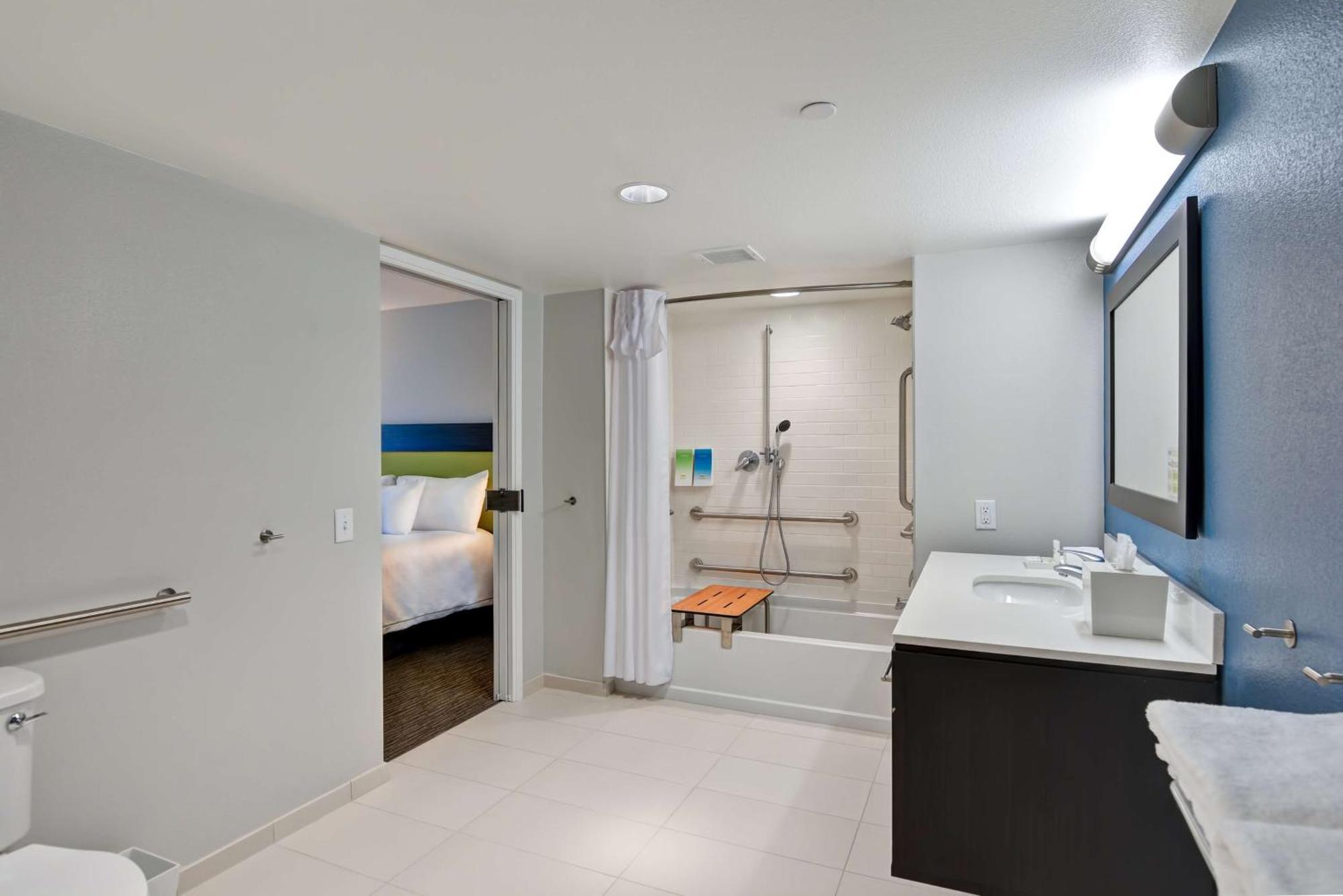 King Suite - Mobility Access/Non-Smoking,1557403180:JPEG